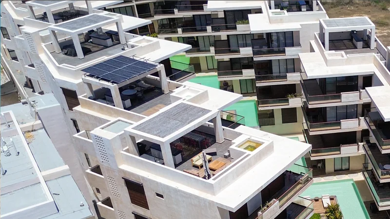 Rooftops privados Vista cenital de los rooftops de Aldea Ananta: terrazas privadas, pérgolas, jacuzzis y paneles solares.