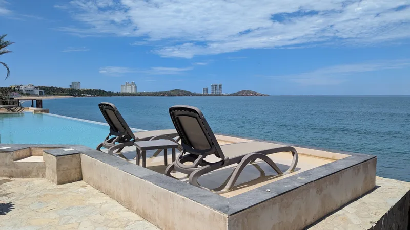 Alberca infinity de Aldea Ananta con la costa de Mazatlán al fondo.
