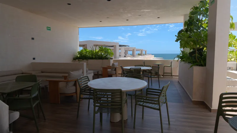 Salón común Salón común de Aldea Ananta, abierto a la terraza con vista al mar.