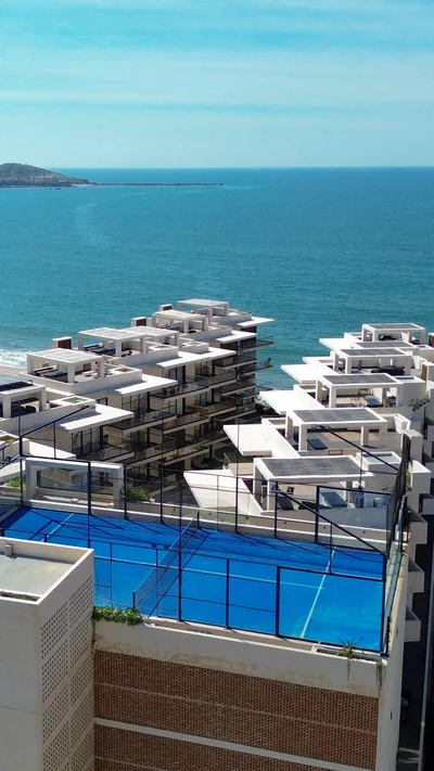 La cancha de pádel en el rooftop de Aldea Ananta — imagen de portada del video con vista al mar