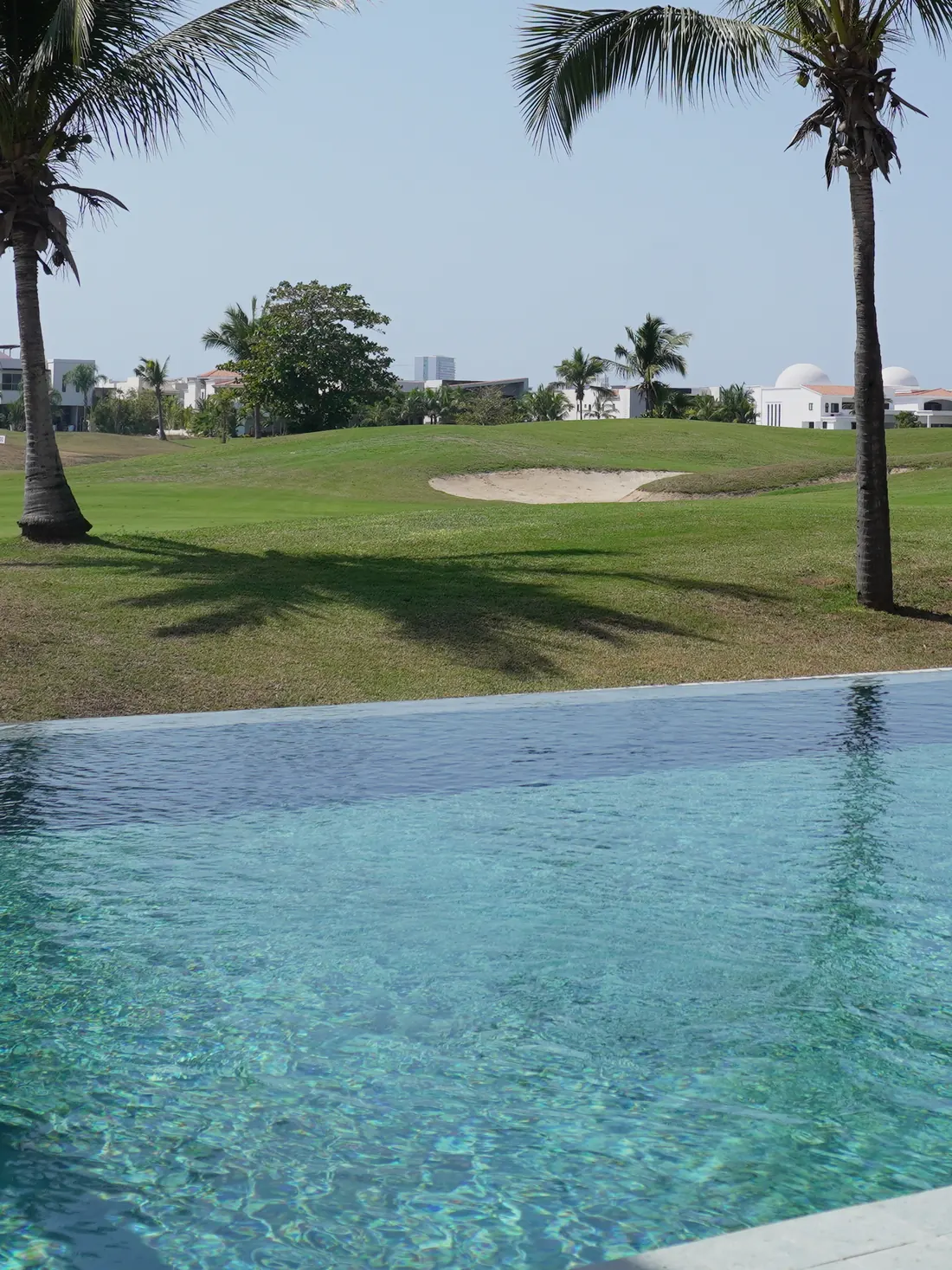 Vista previa de las amenidades de Mangata: la alberca abierta hacia el campo de golf