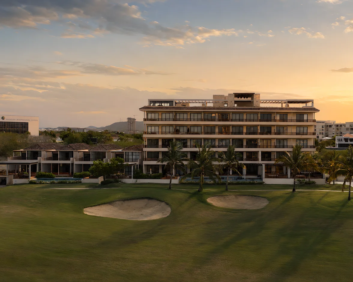 Mangata Golf & Living a la hora dorada: las terrazas del edificio encendidas sobre el campo de golf de Marina Mazatlán