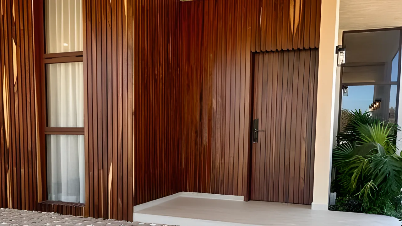 El acceso de una villa de Mangata con su puerta de parota — imagen de portada del recorrido por la villa