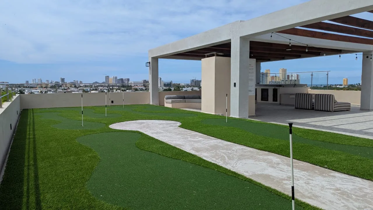 Putting green en el roof top de Mangata
