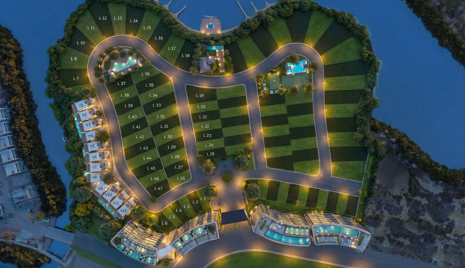 Vista aérea nocturna del conjunto Wayak con la lotificación rotulada: 47 lotes residenciales, 12 villas, dos torres de departamentos, casa club y albercas.